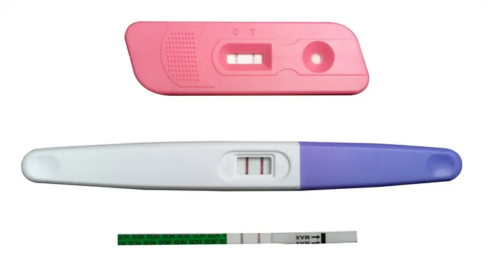 Tres tipos distintos de test de embarazo con resultado positivo