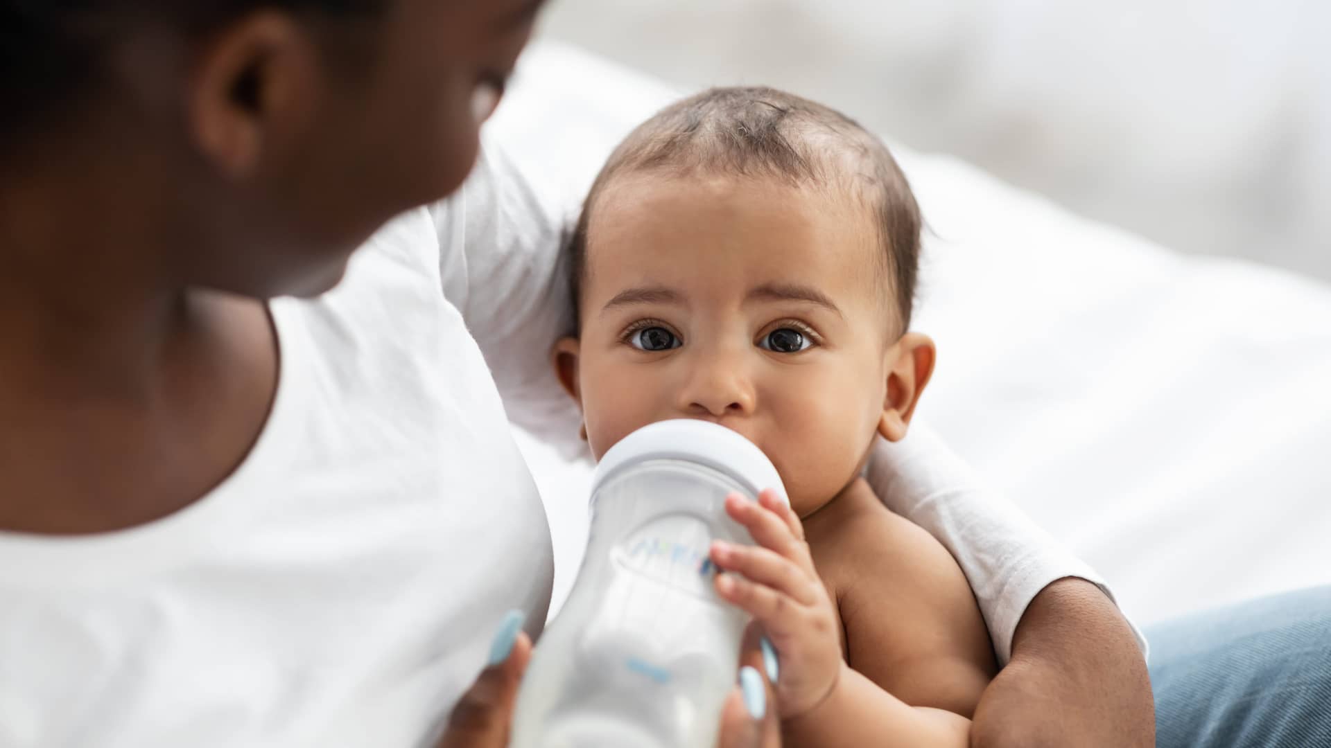 Alimentación del bebé de 4 meses: solamente puede tomar su leche