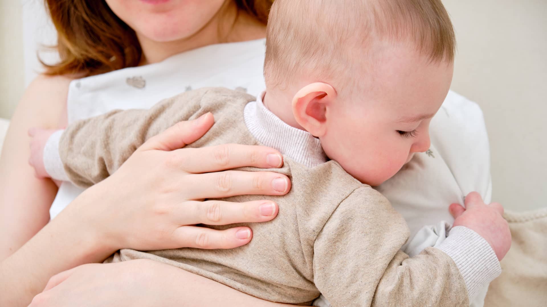 Cómo hacer eructar a un bebé: mantenle erguido después de comer