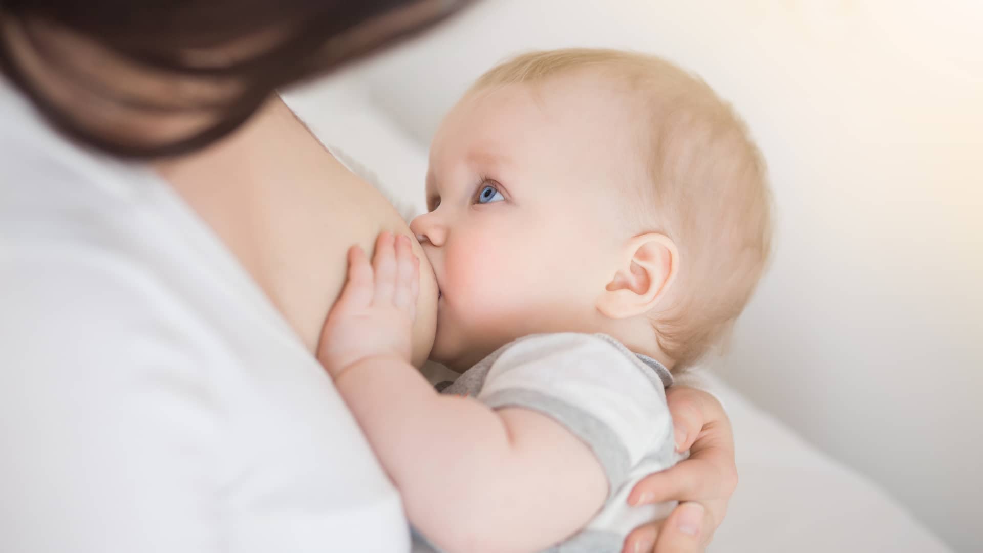 Mujer dando la lactancia materna a su bebé