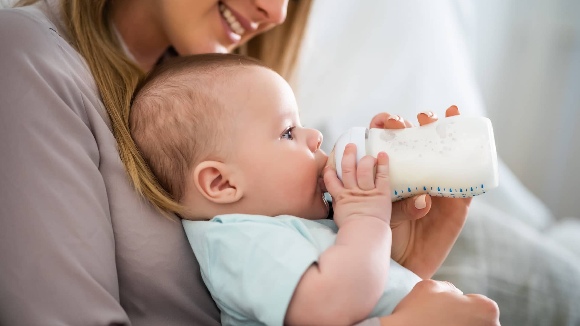 Menú del bebé de 6 meses: cantidades, horarios y qué puede comer