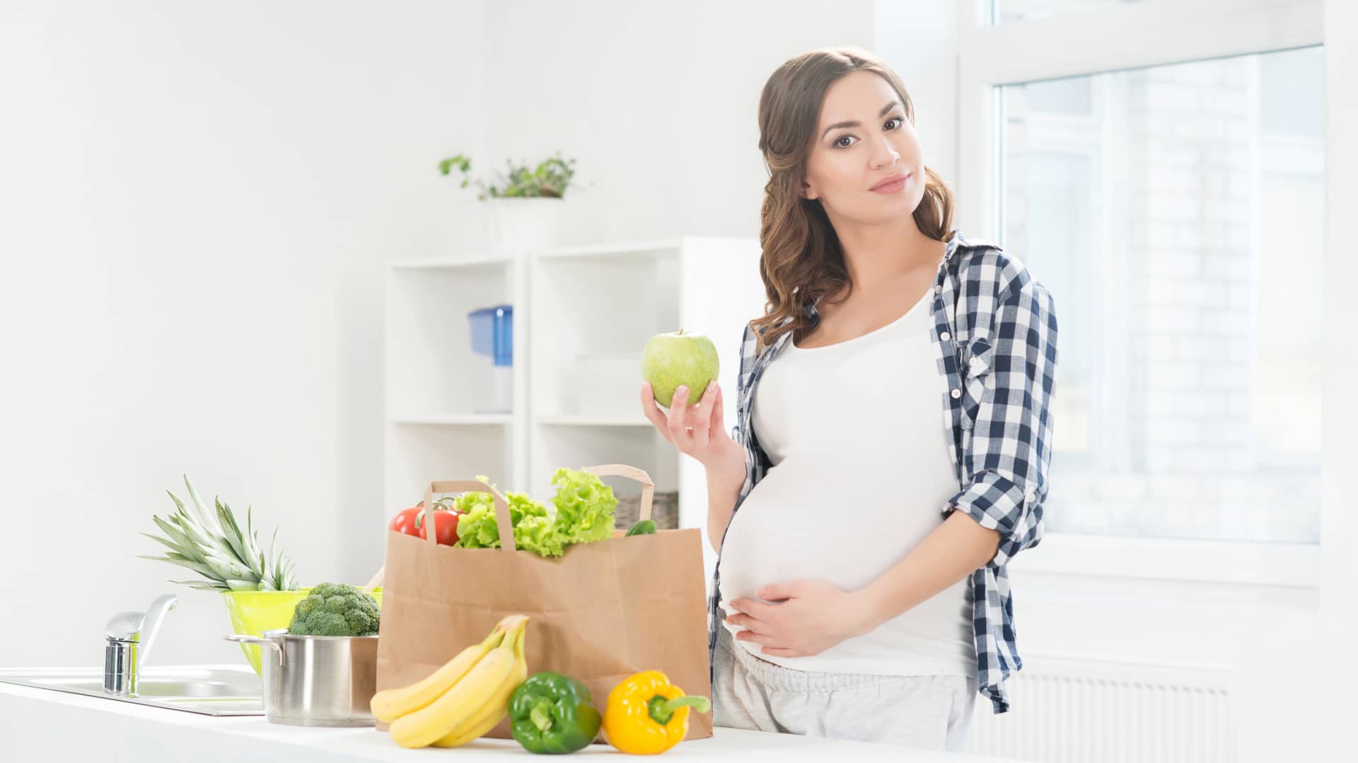 Cuidados en el embarazo: ¿qué alimentos evitar?