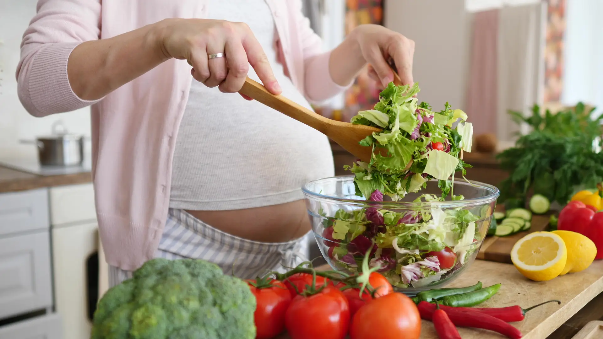 Dieta en el embarazo: qué comer, qué evitar y alimentos prohibidos por aborto
