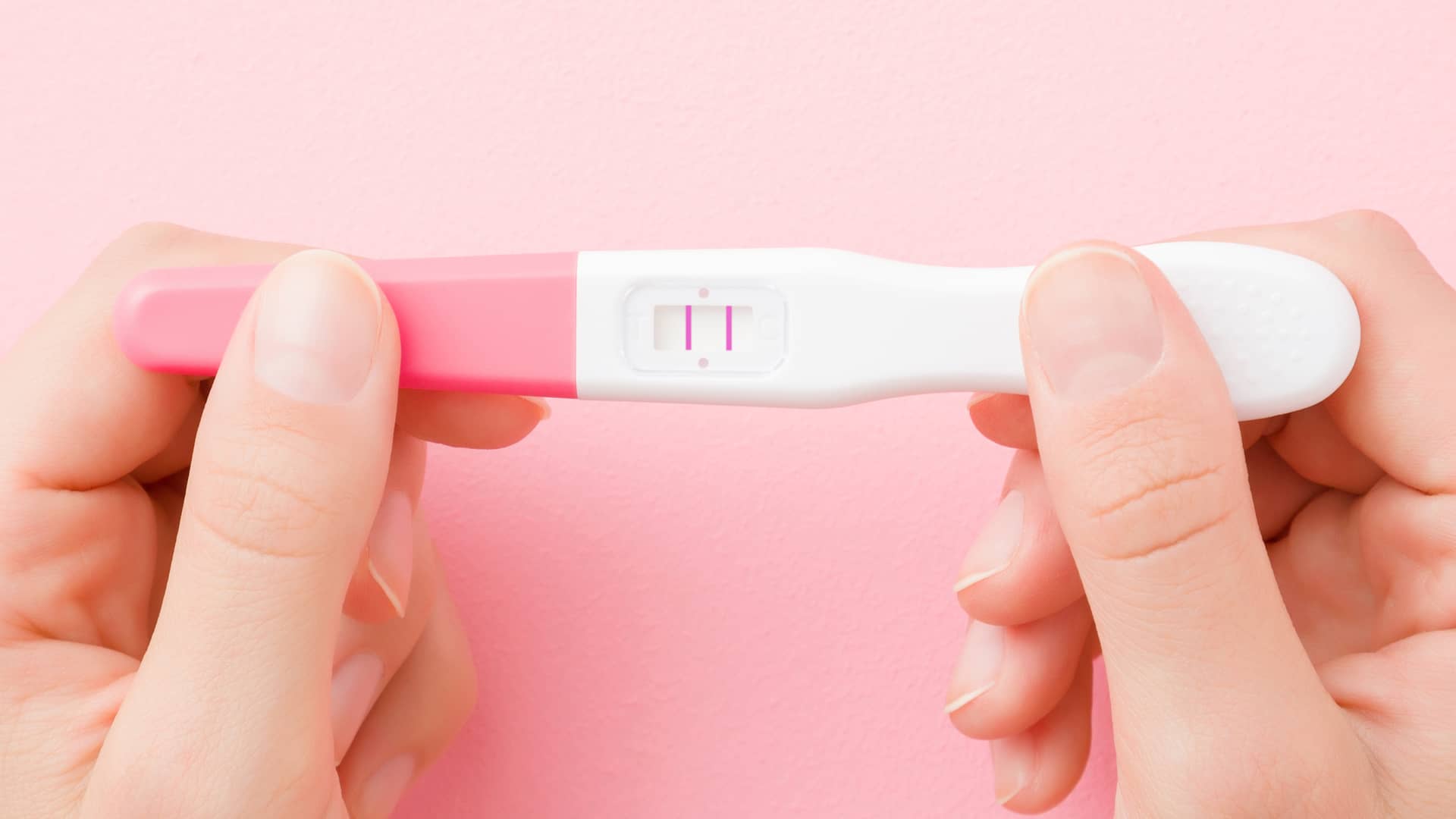 Test de embarazo positivo: dos rayas, un símbolo + o "Embarazada"