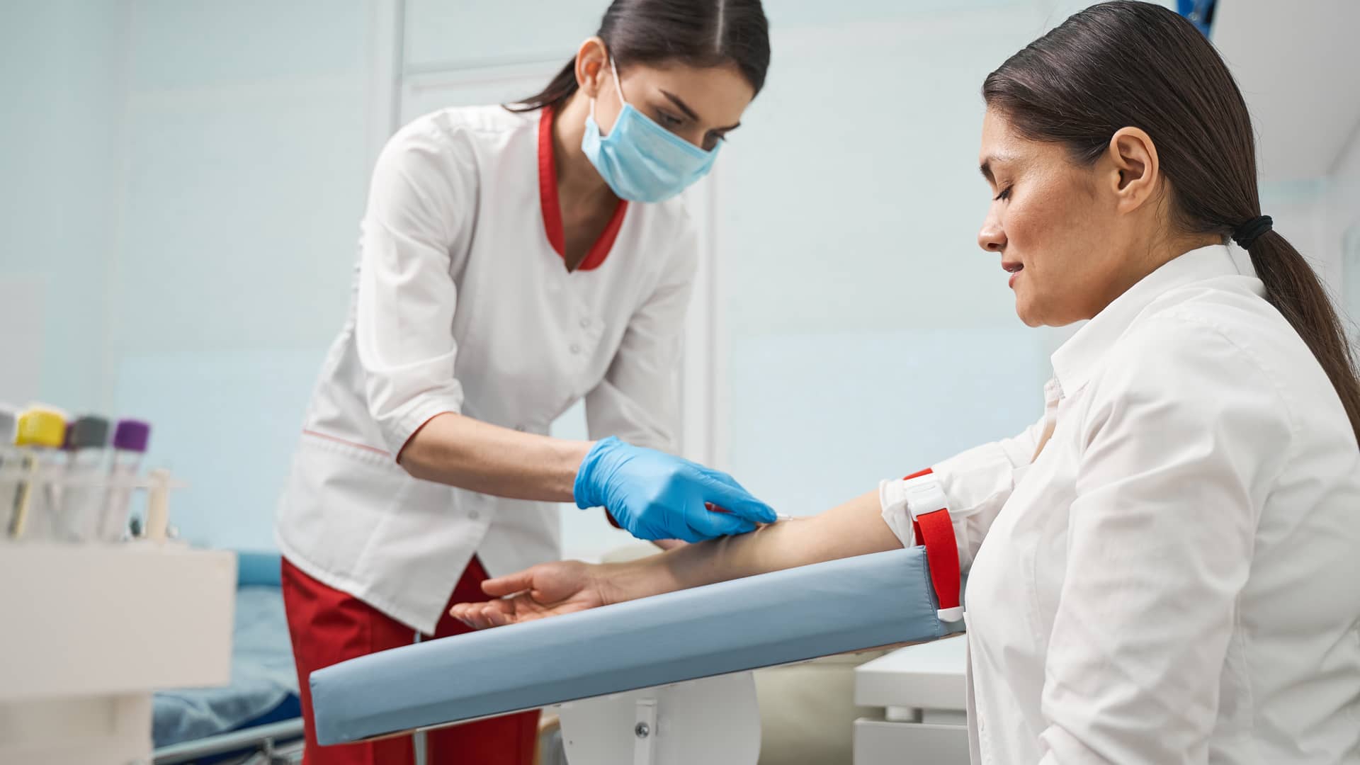 Mujer haciendose un test de embarazo con sangre en su centro de salud