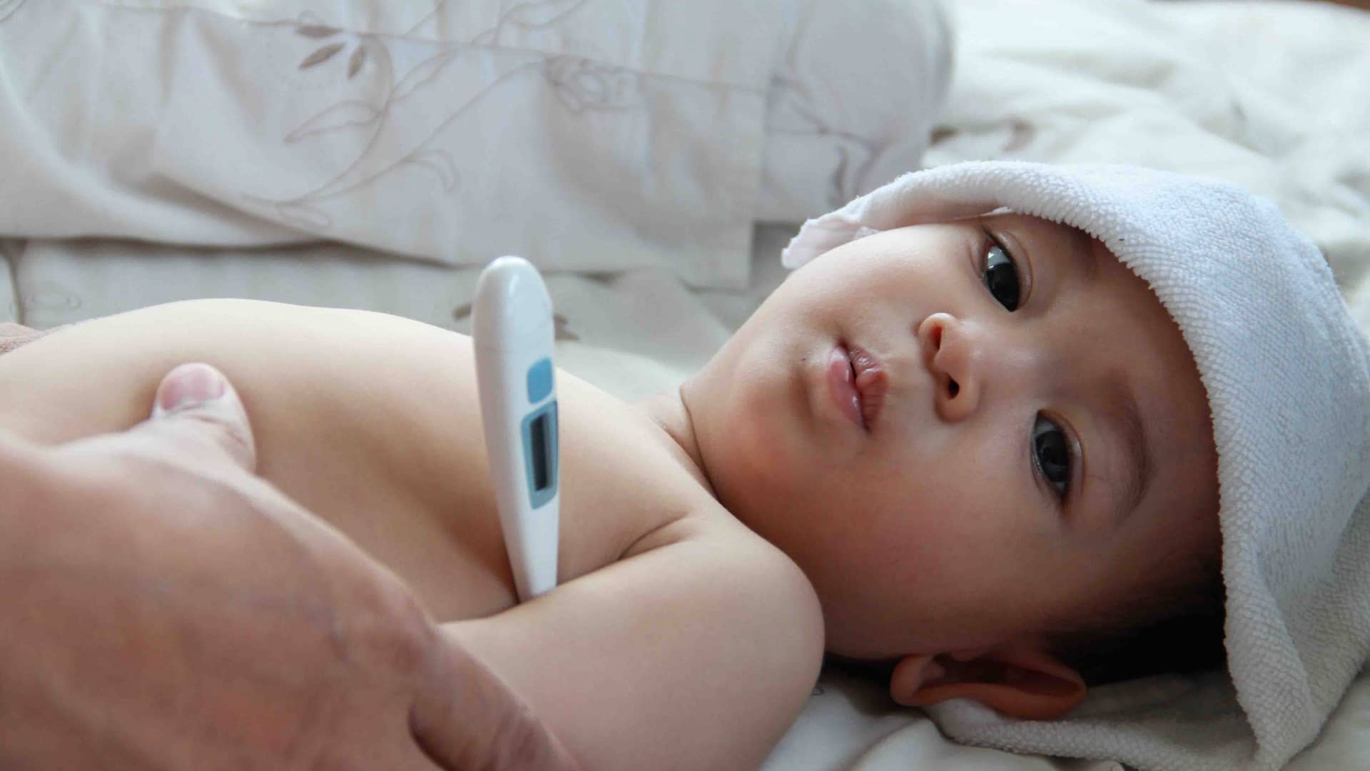 Cómo tomar la temperatura a un bebé: cómo, dónde y cada cuánto tiempo