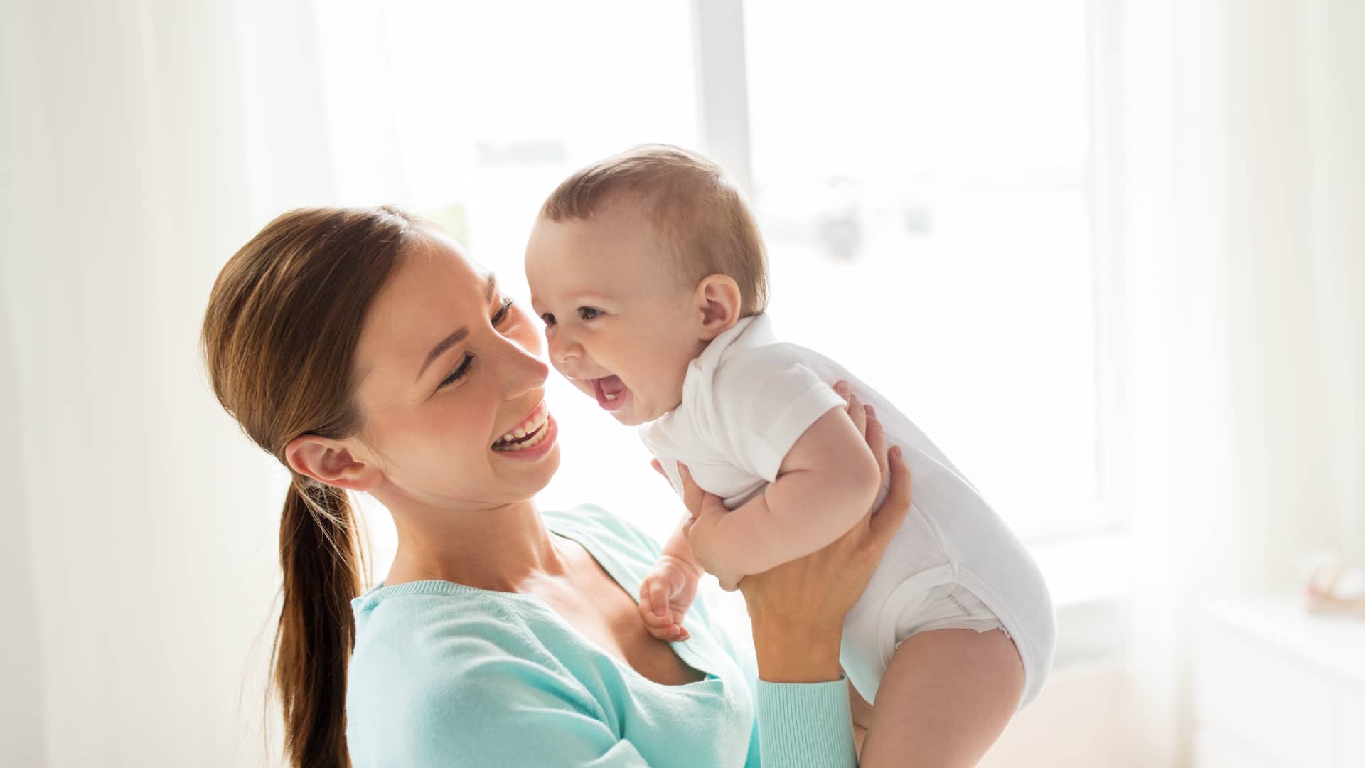 Bebé de 10 meses: fase de gateo y de ponerse de pie con apoyo