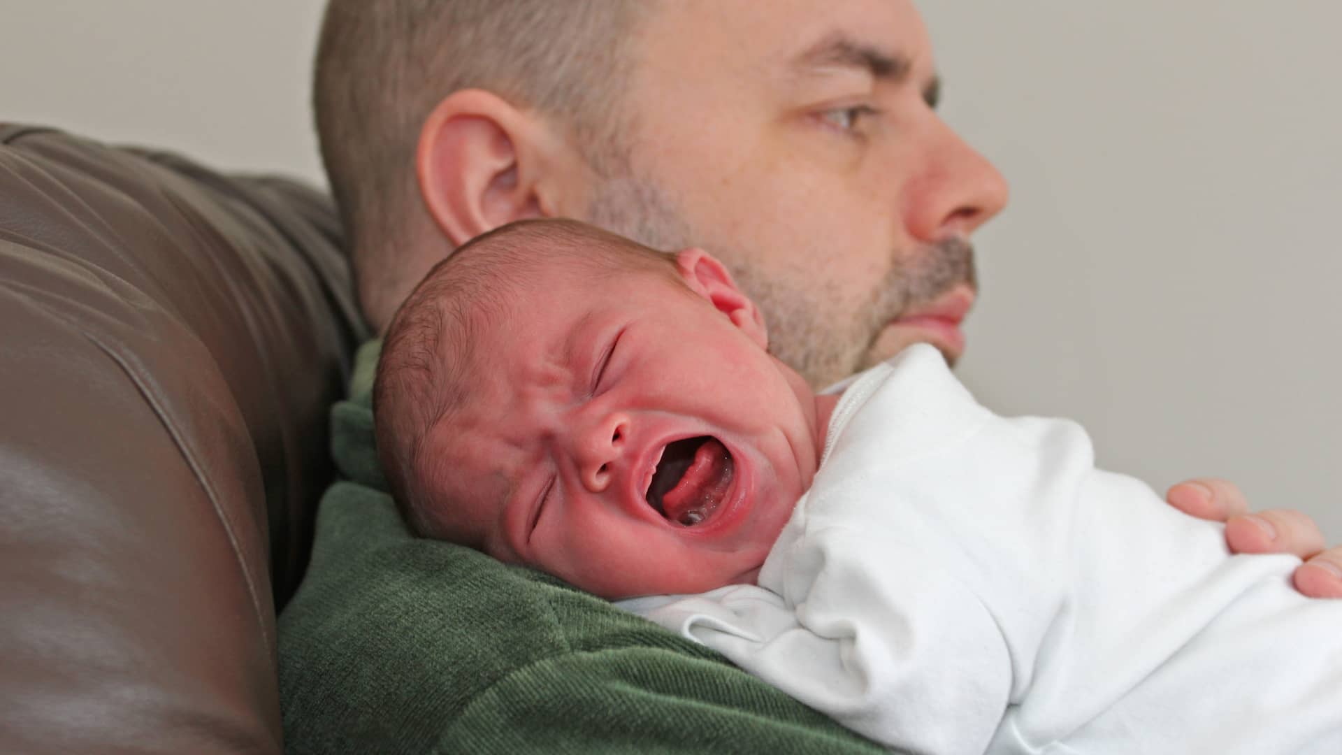 Los cólicos en bebés: cara roja, puños cerrados y llanto intenso