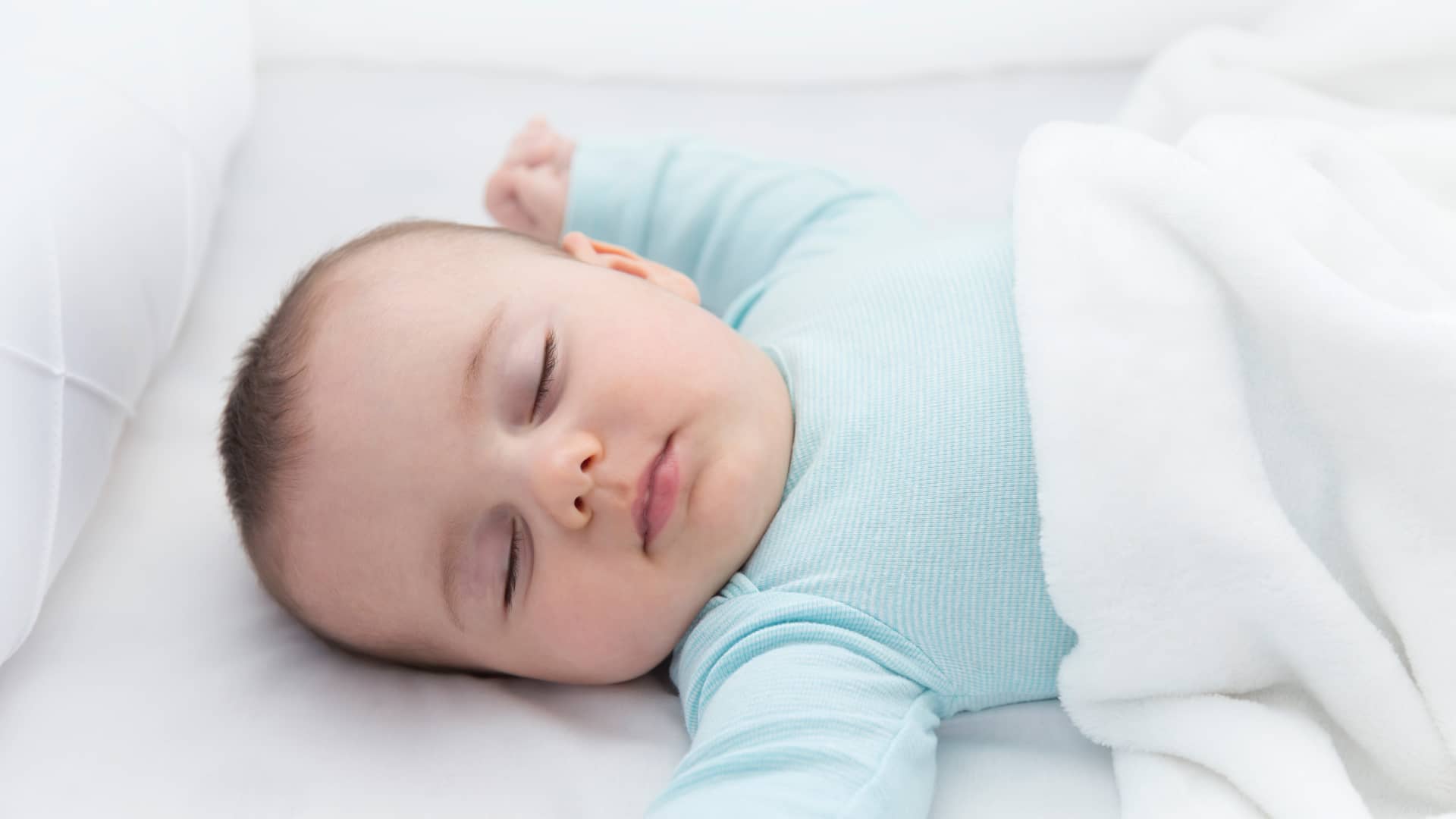 Bebé durmiendo tranquilamente sin afectarle a la regresión del sueño