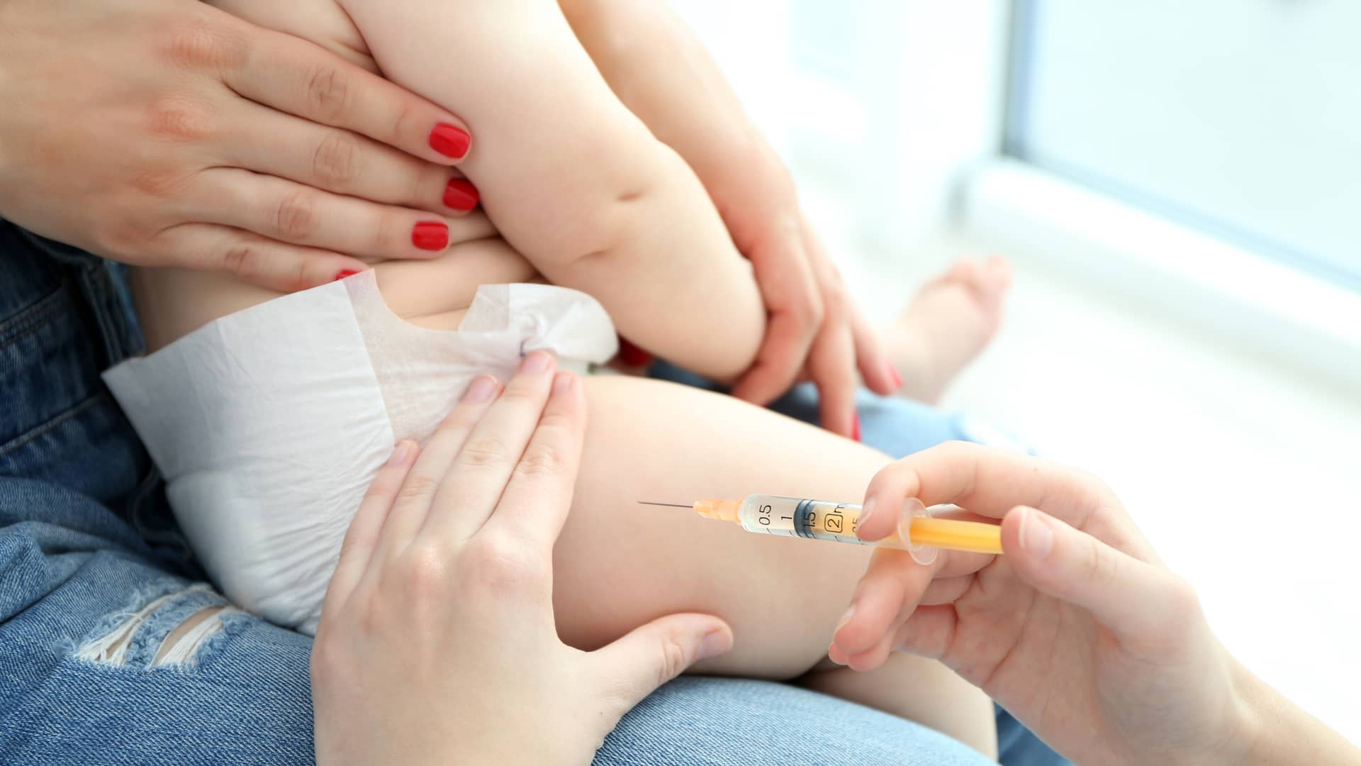 Vacunas de los 11 meses: cuáles son, cuántos pinchazos y reacciones
