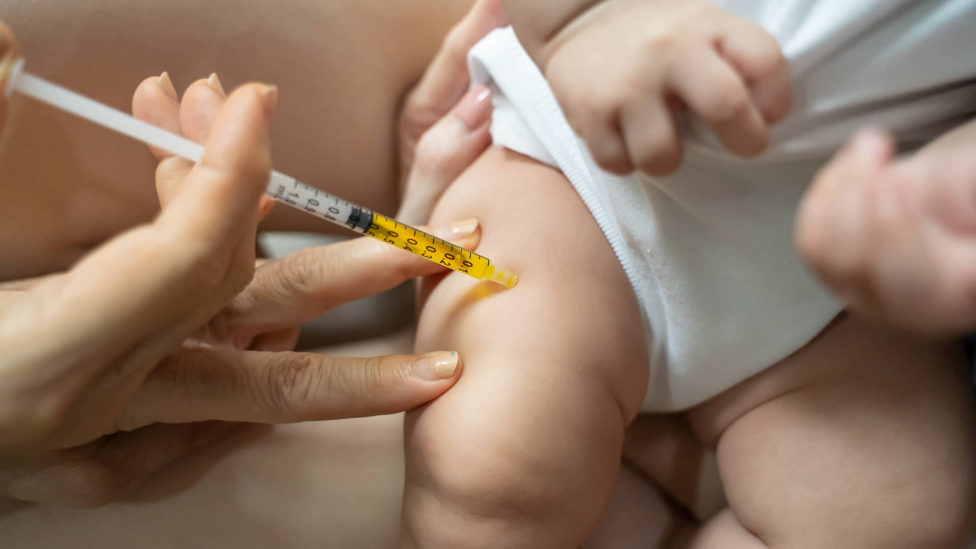 Vacunas de los 12 meses: meningitis y primera dosis de la triple vírica