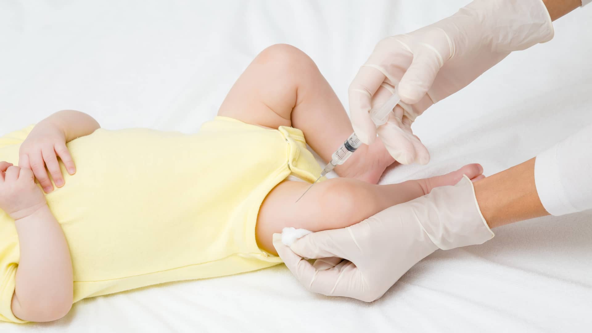 Vacunas de 2 meses del bebé: calendario vacunar y reacciones adversas